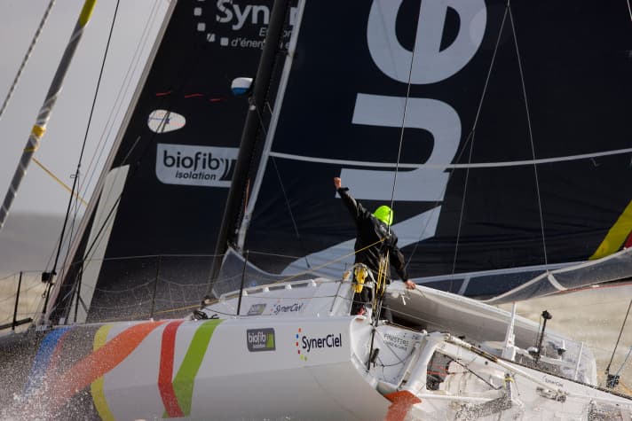   Geschafft: Nach der spektakulären Kenterung bei der letzten Vendée Globe und seinem Mastbruch im Barcelona World Race hat Jean Le Cam endlich wieder das Ziel erreicht
