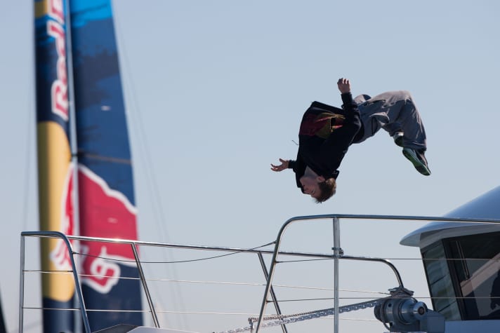   Cirque : le freerunner Ryan Doyle, transporté par avion par le sponsor, montre ses prouesses à la tonne Dwarstonne
