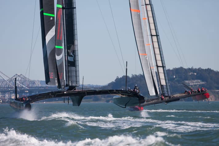   Oracle Racing (a sinistra) passa davanti ad Artemis Racing. I risultati della sessione di allenamento congiunto nella baia di San Francisco hanno parlato chiaramente a favore del foiling completo.