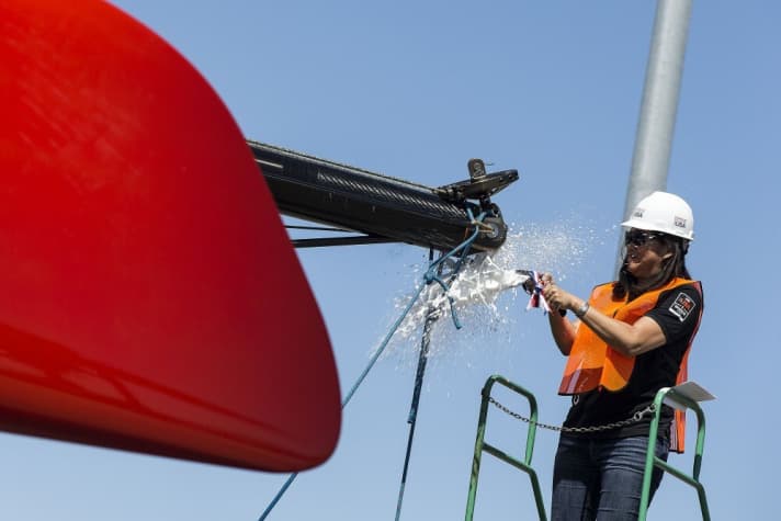   Il rappresentante di Ellison: Judy Sim, responsabile marketing di Oracle al rituale dello champagne.