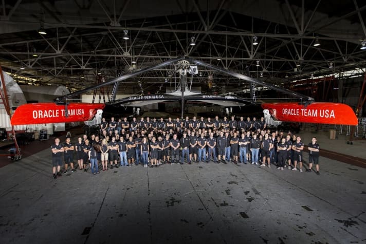   Photo de groupe avec Kat : les salariés d'Oracle devant le nouveau bateau