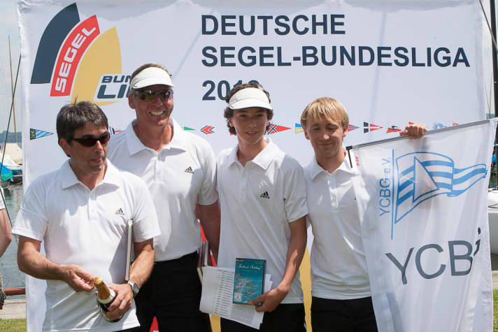   Hatten den Bundesliga-Auftakt vor Tutzing auf dem Starnberger See gewonnen: Jochen Schümann und sein YCBG-Team