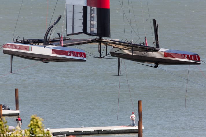   Simbolo dei tempi: Luna Rossa non è l'unica ad essere sospesa in aria.