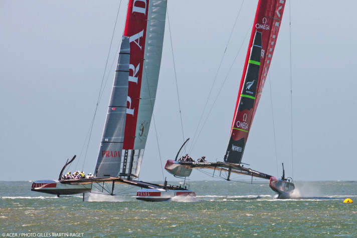   Les équipes Luna Rossa (à g.) et Emirates Team New Zealand lors d'un entraînement commun