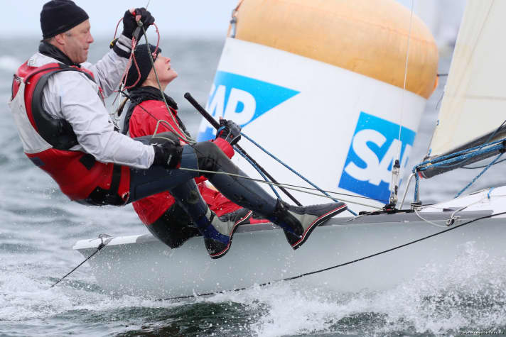   Die Steuerfrau wirft einen Blick in die Wolken: Meike Schomäker und Holger Jess
