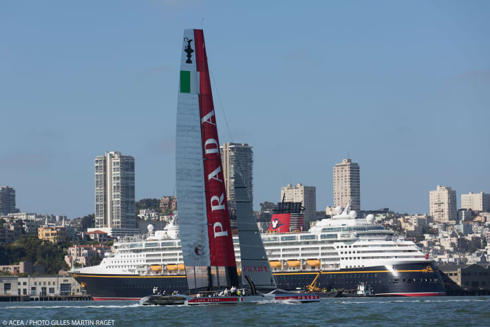   Une démonstration pour la galerie : Pradas Kat à l'entraînement devant le Cruise Ship Terminal de San Francisco