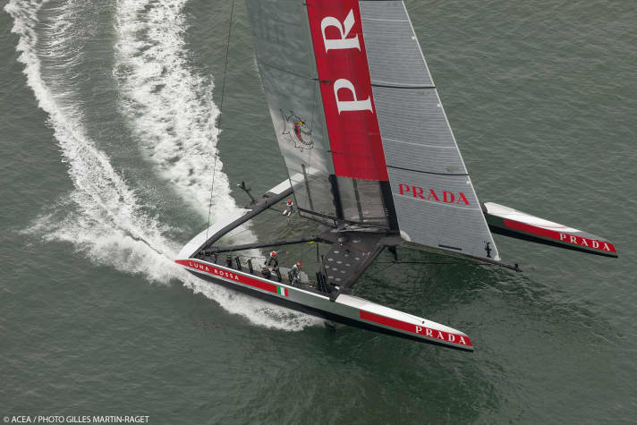   Luna Rossa lors d'un défilé