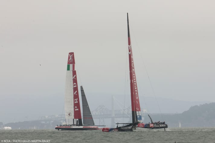   Sans foc, mais pas sans victoire : le bateau des Neusselanders (à droite)