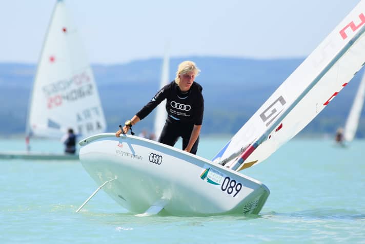   La timoniera del Laser Radial Svenja Weger