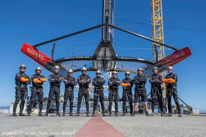   L'équipage de course d'Oracle Team USA avec le skipper James "Jimmy" Spithill