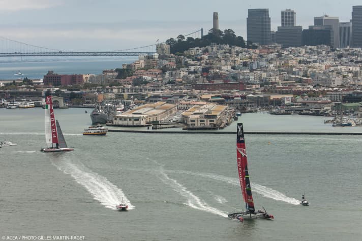   La différence de classe entre Team New Zealand (à droite, en bas) et Luna Rossa apparaît clairement dans l'écart qui les sépare.