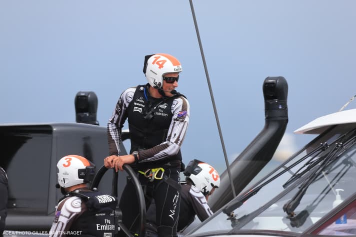   Oggi ha avuto qualche problema in più rispetto al giorno precedente e ha dovuto concedere uno dei due punti ai difensori: Lo skipper di Team New Zealand Dean Barker