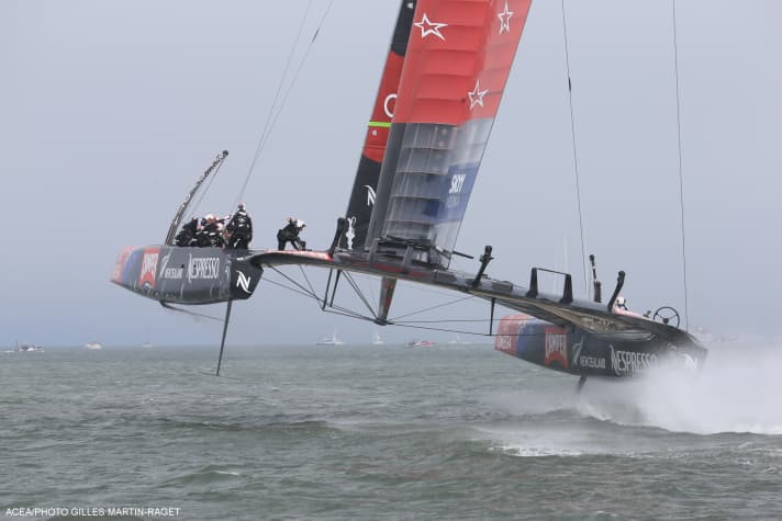   Flugschau mit Flügelsegel: Team New Zealand hebt fast ab