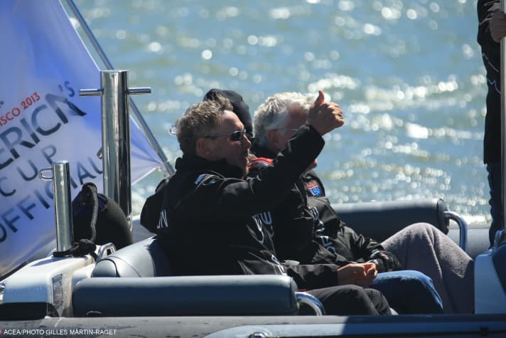   Daumen hoch: Larry Ellison fiebert auf dem Wasser mit seinem Oracle Team USA mit