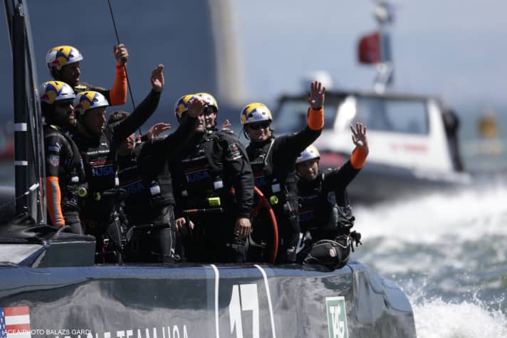   Saluti e sorrisi, parte 2: dopo la prima delle due regate di domenica, il mondo era in ordine sparso per Oracle Team USA.