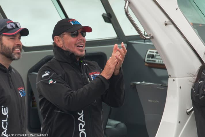  Der Boss ist begeistert: Larry Ellison klatscht für sein Team