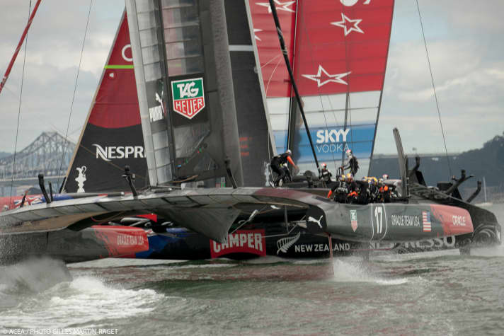   Im entscheidenden Crossing riskiert das Emirates Team New Zealand zu viel. Die Amerikaner nutzen die enge Situation und beeindrucken die Jury mit einem "Hollywood"-Manöver