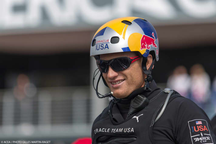  Jimmy Spithill, le skipper d'Oracle, sourit devant tant de bonheur