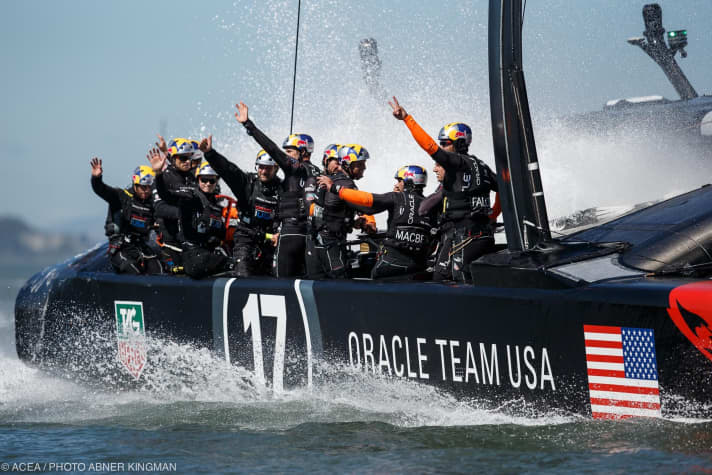   Segeln auf der Siegerwelle: Oracle-Steuermann James Spithill und seine Crew