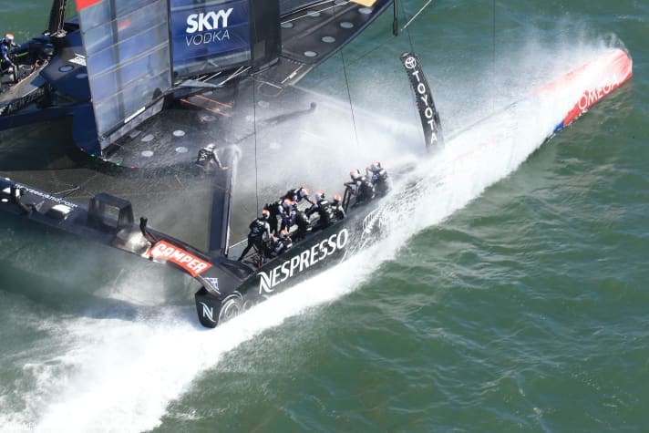   Schwerstarbeit für die Grinder an Bord der neuseeländischen "Aotearoa" an Regattatag 5