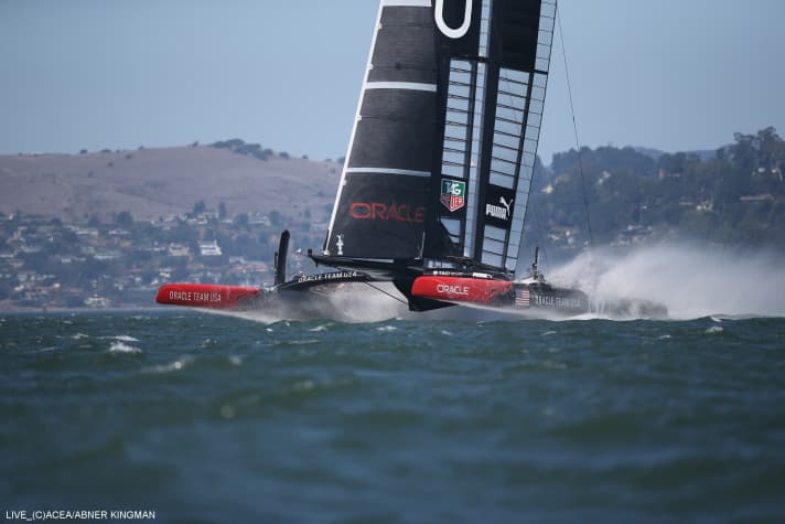   Tinder in aria: il catamarano Oracle attraversa la baia di San Francisco. Poteva essere una giornata di nuovi record
