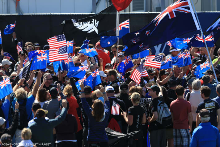   Schauten am Dienstag in die Röhre: Die Fans im America's Cup