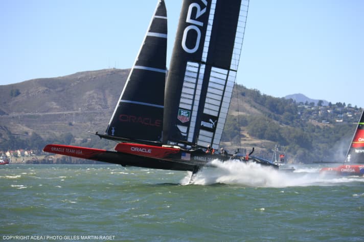   Kurzfristig übernimmt das Oracle Team USA in Rennen elf die Führung, kann sie aber nicht lange halten