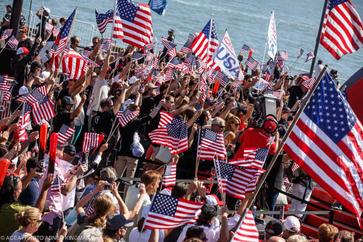   Die Fans in Feststimmung: Ihr Oracle Team USA konnte am Donnerstag punkten, ist im Kampf um die Kanne noch nicht geschlagen