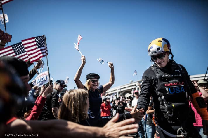   Nach verpatztem Auftakt im 34. Duell um den America's Cup wie durch ein Wunder wieder auf die Siegerstraße zurückgekehrt: James Spithill und sein Oracle Team USA