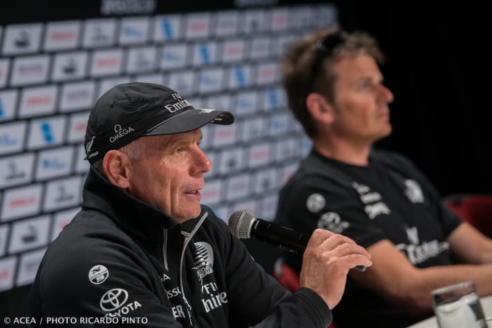   Die beiden großen und fairen Kämpfer für das Emirates Team New Zealand: Teamchef Grant Dalton nimmt seinen Hut, Dean Barkers Zukunft ist ungewiss