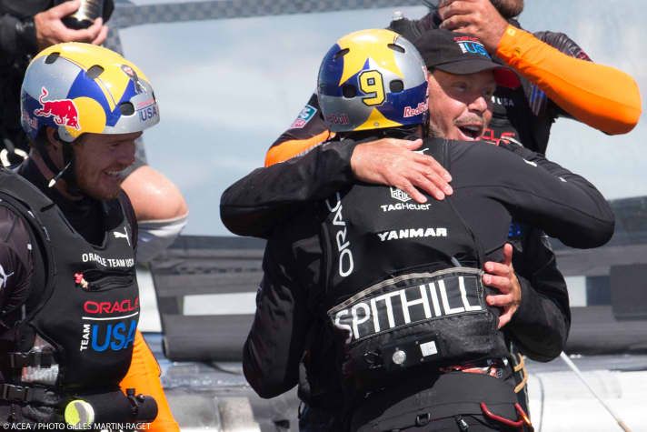   Der Boss hat ihn lieb: Larry Ellison gratuliert seinem furiosen Steuermann James Spithill
