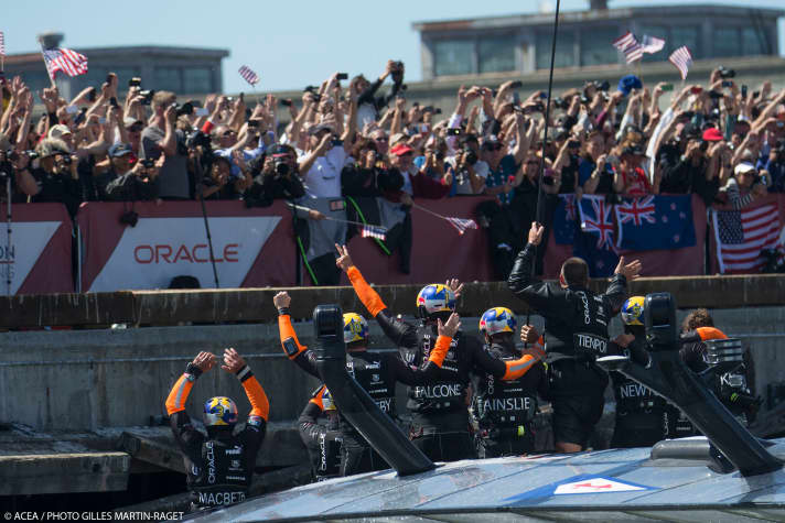   Trionfo dopo una gara storicamente unica per recuperare: Oracle Team USA saluta i suoi tifosi