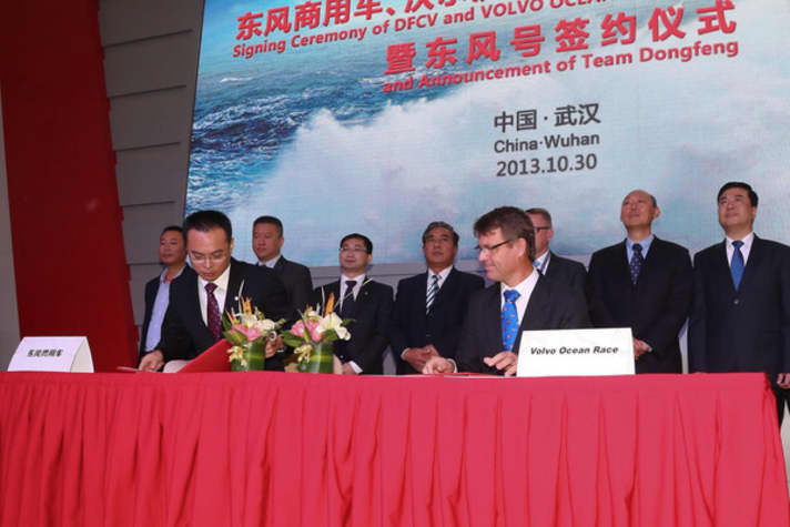   Team Dongfeng bei der Präsentation