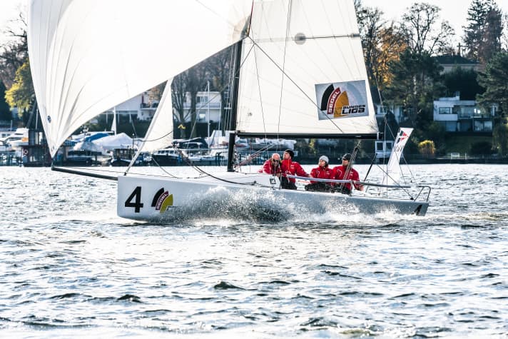   Sailing to third place overall in the first Bundesliga season: Vice President Ulrike Schümann (2nd from right) and the VSaW team