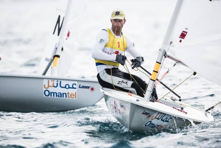   Scheidt won his last World Championship title in the Laser in 2013 in Oman at the age of 40. Philipp Buhl won his first World Championship bronze medal back then. The impressed competitors bowed deeply before the impressive performance of their superstar Scheidt