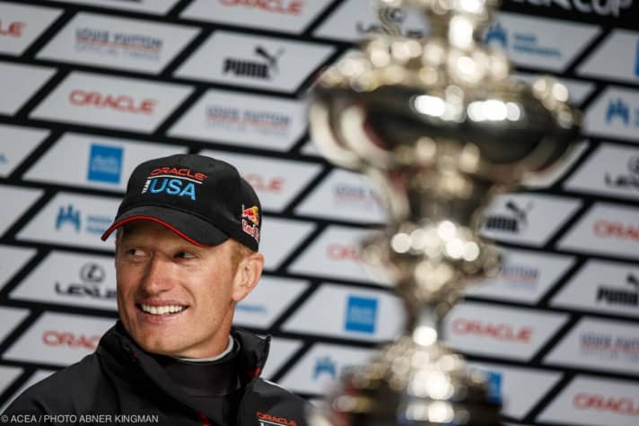   Scherza sulla bici "BMX" a bordo dell'americana "17": lo skipper Jimmy "Pitbull" Spithill, recentemente immortalato al timone del catamarano con il soprannome "Spitbull"