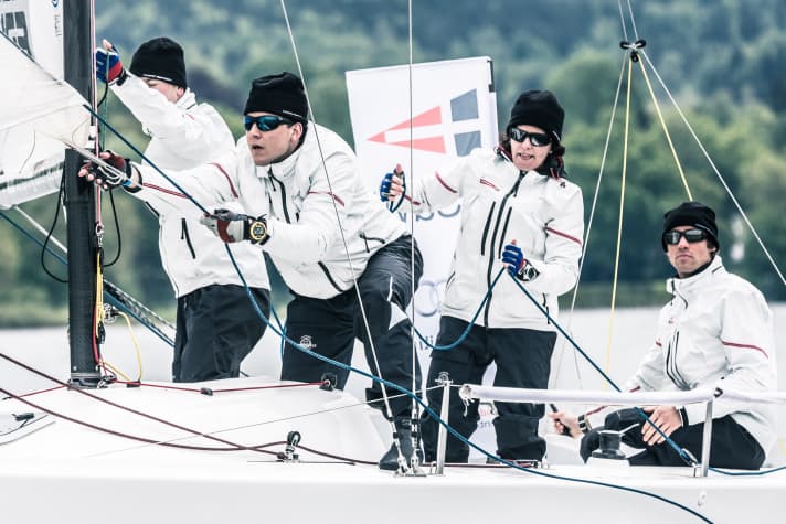   L'équipe VSaW avec le barreur Malte Kamrath et la tacticienne Ulli Schümann lors de l'ouverture de la Bundesliga au large de Starnberg : après un "début difficile", ils ont réussi à prendre la deuxième place.