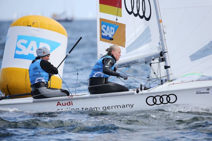   Annina Wagner und Elisabeth Panuschka übernahmen am Montag die Führung im 470er