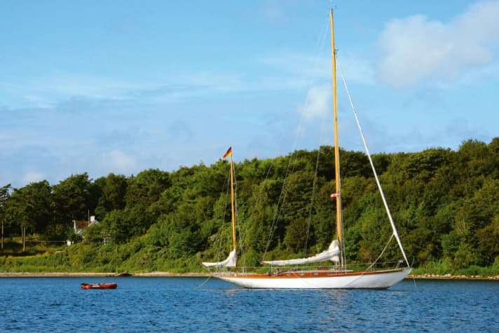   Yacht classique au mouillage à Avernakø