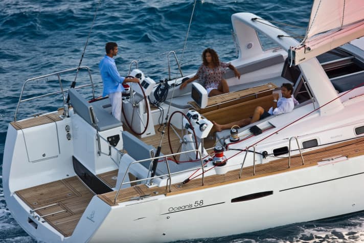   Vorgängermodell Oceanis 58 mit der offenen Stau- und Badeplattform