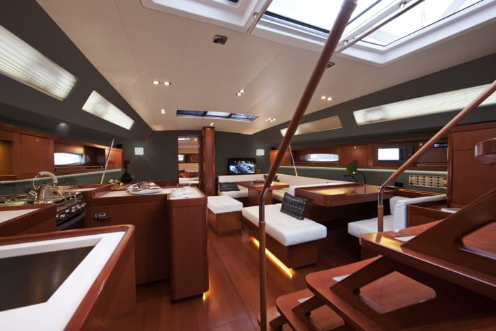   Beneteau Oceanis 60. Viele Fenster und starke Farbkontraste dominieren das Interieur. Das Styling stammt von Nauta-Design