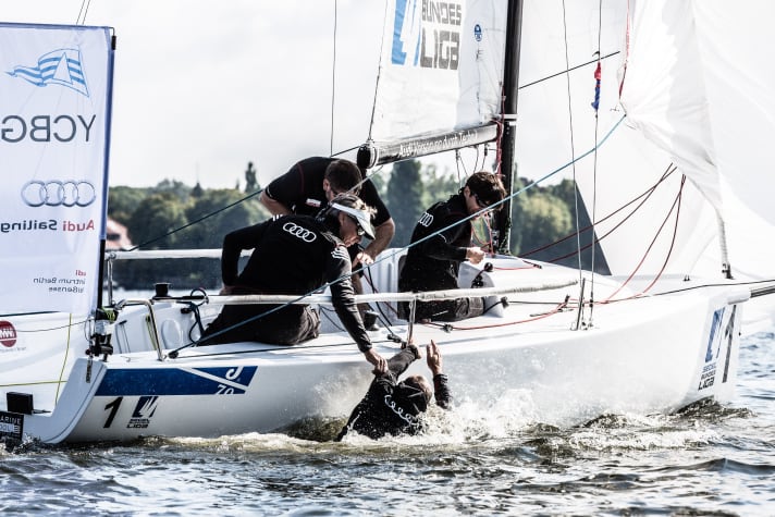   Ni le bain involontaire de Gunnar Bahr, ni une dernière place dans la première course, ni un départ anticipé n'ont pu arrêter cet équipage - en fait, c'est incroyable. Incroyablement bon...