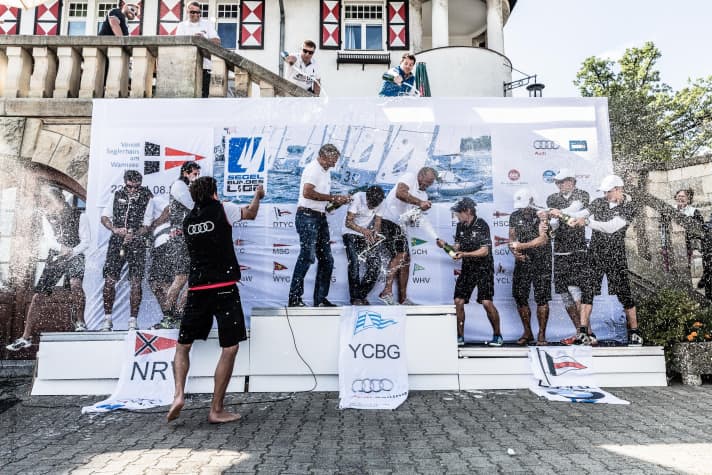   Les adversaires battus étaient plus à l'aise avec la pulvérisation de champagne, du moins sur cette photo...