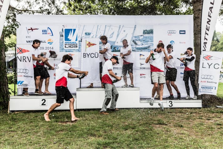   Dopo la regata con venti calmi, i migliori team si sono scatenati nella cerimonia di premiazione.