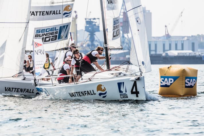   Tre vittorie giornaliere al largo di Kiel non sono state sufficienti per vincere alla fine, perché il team NRV ha sbagliato l'ultima regata. Tuttavia, il team di Amburgo, per il quale Sven-Erik Horsch ha regatato questo fine settimana, è riuscito ad allungare il proprio vantaggio in classifica.
