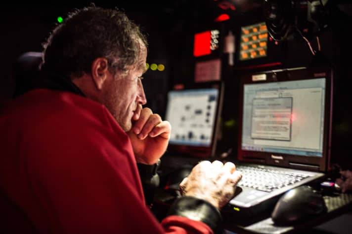   Michel Desjoyeaux: "Le Professeur" bei der Arbeit unter Deck