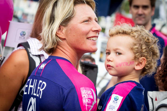   Abby Ehler, capitaine de bateau et hôtesse sur "SCA", fait ses adieux à son fils.