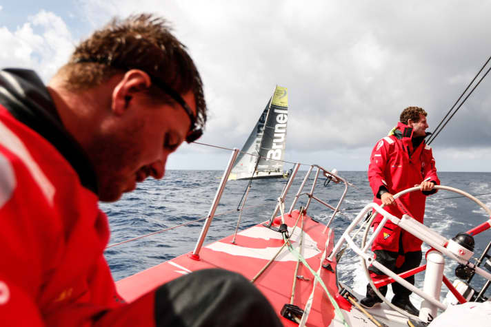  È sempre così vicino nella Volvo Ocean Race sulle nuove barche standardizzate. Ecco una vista dalla poppa di Dongfeng verso Team Brunel