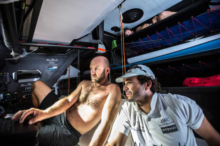   Lo skipper Ian Walker (a sinistra) è costantemente impegnato a ottimizzare la rotta e la velocità della barca.