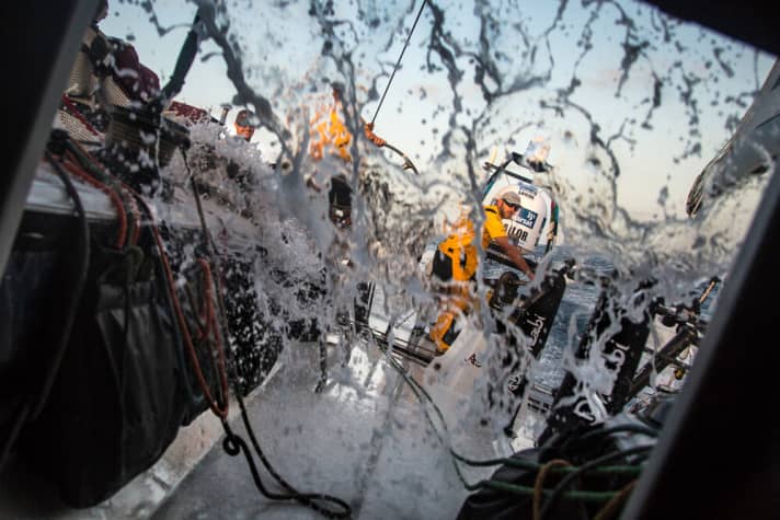   Noi qui dentro, loro là fuori: un'istantanea di successo di Matt Knighton a bordo di Abu Dhabi Ocean Racing